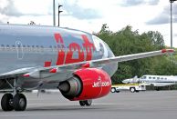 B_737-377_G-CELS_Jet2_00.jpg