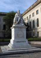 BerlinPomnikAleksanderHumboldt02.jpg
