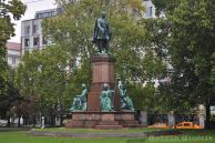 BudapesztPomnikiPrzySzechenyiIstvanTer01.jpg