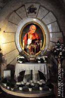 KielceBazylikaKatedralnaWniebowzieciaNMPOltarzbocznyJPII01.jpg