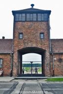 OswiecimMuzeumBirkenauBramaGlowna-Wartownia01.jpg